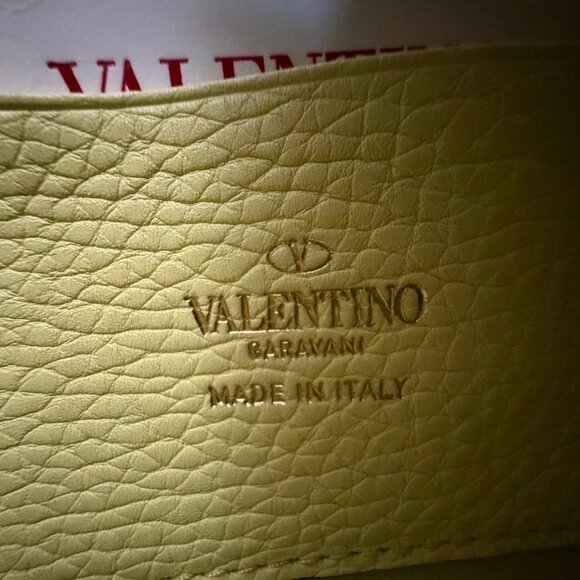 Valentino Garavani Rockstud pouch in grainy calfskin leather yellow - Picture 11 of 11